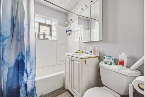 Bath - 18425 Torrence Ave, Lansing, IL 60438 photo 4 of 4