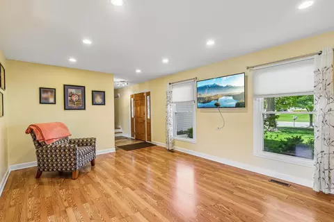 Living - 965 S Chippendale Dr, Bartlett, IL 60103 photo 3 of 5
