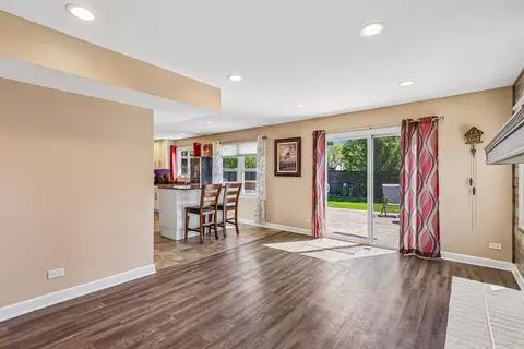 Living - 965 S Chippendale Dr, Bartlett, IL 60103 photo 2 of 5