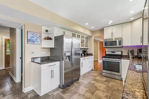 Kitchen - 965 S Chippendale Dr, Bartlett, IL 60103 photo 3 of 3