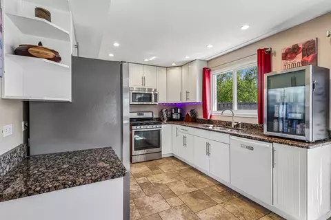 Kitchen - 965 S Chippendale Dr, Bartlett, IL 60103 photo 1 of 3