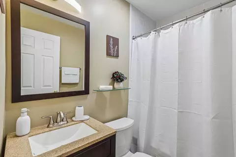 Bath - 965 S Chippendale Dr, Bartlett, IL 60103 photo 3 of 4