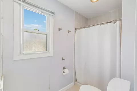 Bath - 965 S Chippendale Dr, Bartlett, IL 60103 photo 2 of 4