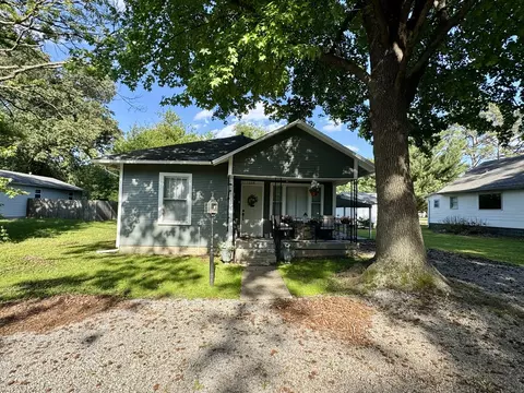 1008 S Commercial St, Benton, IL 62812