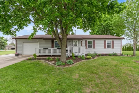 107 4th St, Calamus, IA 52729