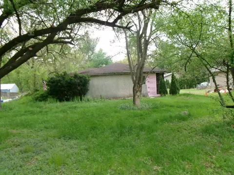 5112 E Boy Scout Rd, Saint Anne, IL 60964