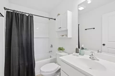 Bath - 602 Apple Valley Rd, Harvard, IL 60033 photo 1 of 2