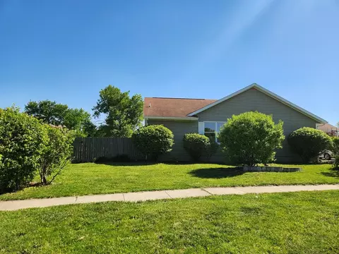 1203 Ridgewood Rd, Mahomet, IL 61853
