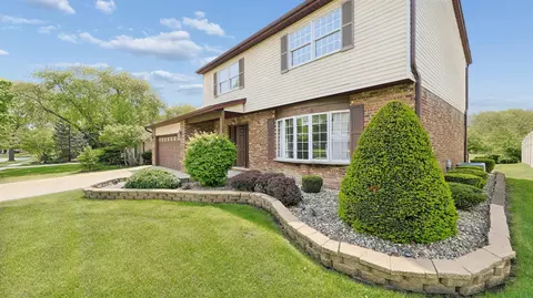 909 W Surrey Rd, Addison, IL 60101