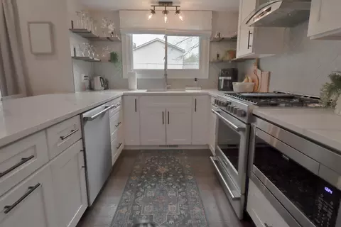 Kitchen - 554 Briarwood Dr, Wheeling, IL 60090 photo 3 of 5