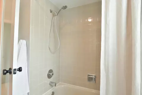 Bath - 554 Briarwood Dr, Wheeling, IL 60090 photo 6 of 11