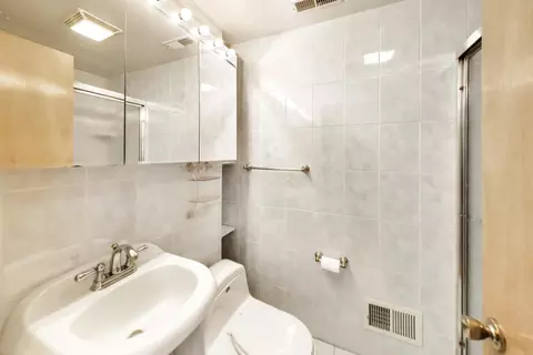 Bath - 1508 Speechley Blvd, Berkeley, IL 60163 photo 4 of 4