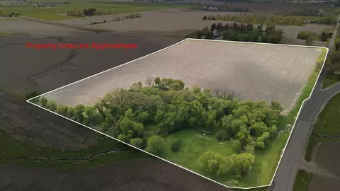 39 Nn State Line Rd, Poplar Grove, IL 61065