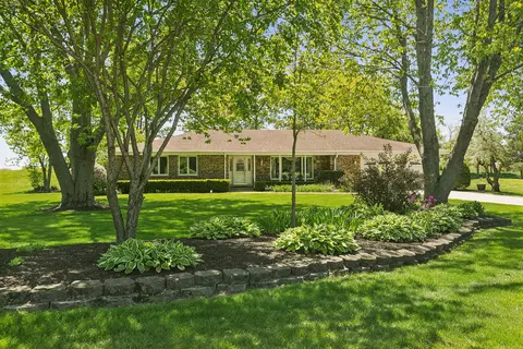 135 Hillcrest Ct, Barrington, IL 60010