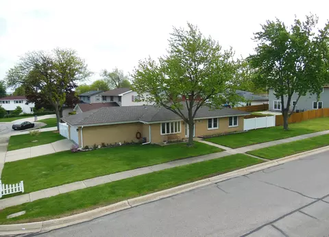 985 Idaho St, Carol Stream, IL 60188
