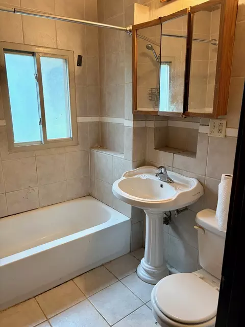 Bath - 913 W 4th St, Dixon, IL 61021 photo 2 of 3