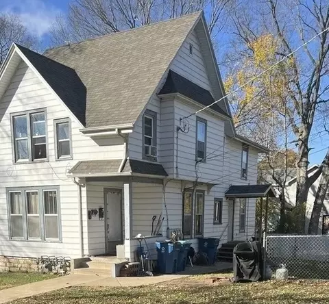 913 W 4th St, Dixon, IL 61021
