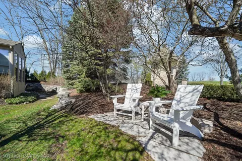 Exterior - 1 Willowcrest Dr, Oak Brook, IL 60523 photo 6 of 7
