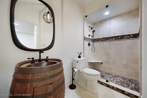 Bath - 1 Willowcrest Dr, Oak Brook, IL 60523 photo 2 of 8