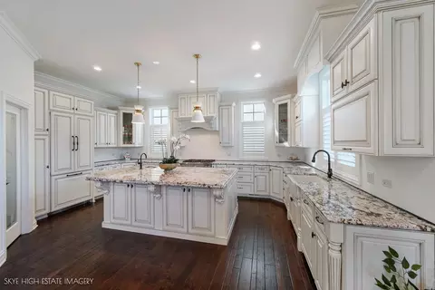Kitchen - 1 Willowcrest Dr, Oak Brook, IL 60523 photo 4 of 5