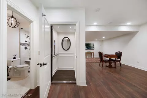 Entry Way - 1 Willowcrest Dr, Oak Brook, IL 60523 photo 4 of 6