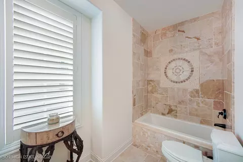 Bath - 1 Willowcrest Dr, Oak Brook, IL 60523 photo 6 of 8