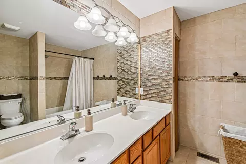 Bath - 14210 S Lakeridge Dr, Plainfield, IL 60544 photo 2 of 5