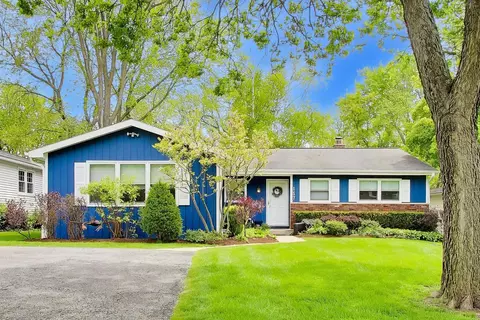 157 Walton St, Barrington, IL 60010