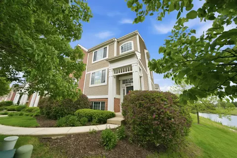 8992 Disbrow St, Huntley, IL 60142