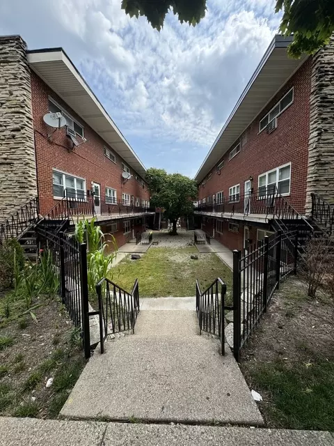 6911 N Ridge Blvd, Chicago, IL 60645