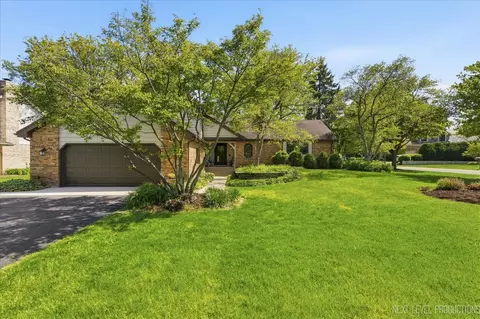 1628 Country Squire Dr, Geneva, IL 60134