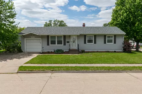 2222 Hillandale Rd, Davenport, IA 52804