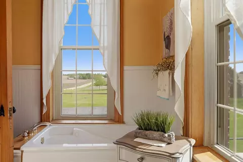 Bath - 10538 N Pecatonica Rd, Leaf River, IL 61047 photo 3 of 7