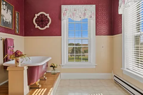 Bath - 10538 N Pecatonica Rd, Leaf River, IL 61047 photo 4 of 7