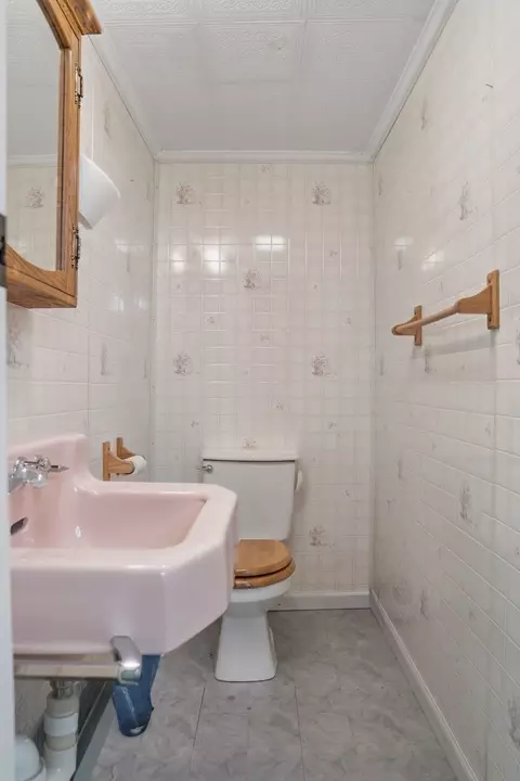 Bath - 10538 N Pecatonica Rd, Leaf River, IL 61047 photo 6 of 7
