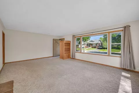 Living - 627 E Main St, Morris, IL 60450 photo 3 of 3