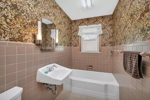 Bath - 627 E Main St, Morris, IL 60450 photo 2 of 3