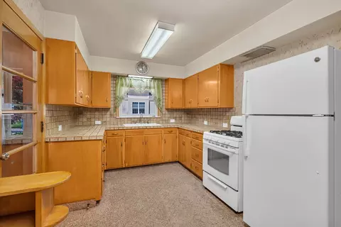 Kitchen - 627 E Main St, Morris, IL 60450 photo 2 of 5