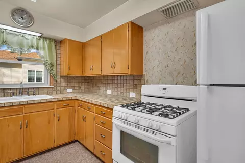 Kitchen - 627 E Main St, Morris, IL 60450 photo 4 of 5