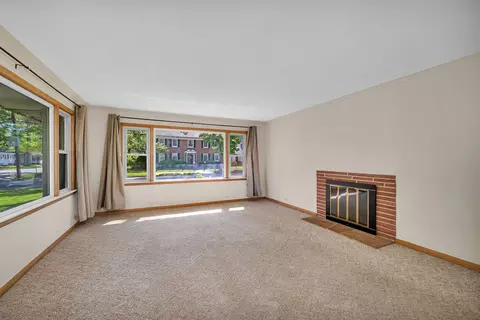 Living - 627 E Main St, Morris, IL 60450 photo 1 of 3