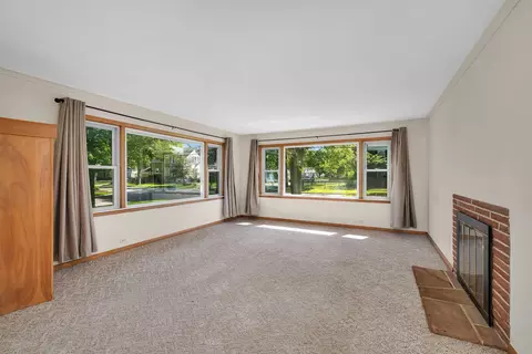 Living - 627 E Main St, Morris, IL 60450 photo 2 of 3