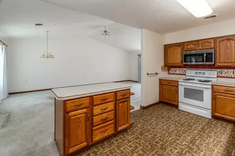 Kitchen - 3206 Cherokee Dr, Marion, IL 62959 photo 4 of 4