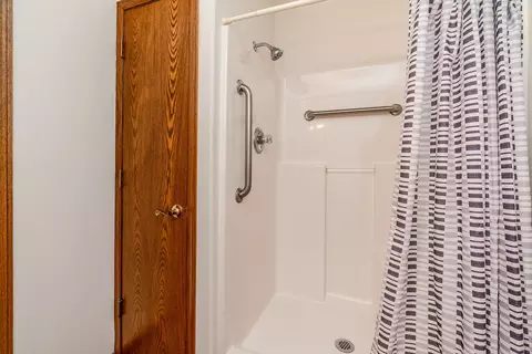 Bath - 3206 Cherokee Dr, Marion, IL 62959 photo 4 of 4