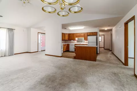 Living - 3206 Cherokee Dr, Marion, IL 62959 photo 2 of 3