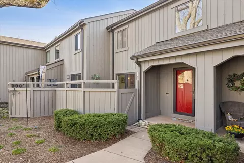 404 Shoreline Rd #298, Lake Barrington, IL 60010