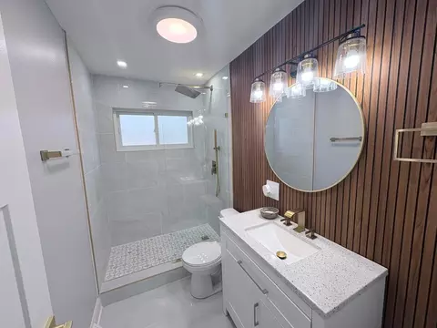 Bath - 16438 Honore Ave, Markham, IL 60428 photo 1 of 2