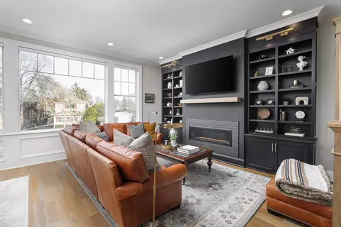 Living - 932 E Chicago Ave, Naperville, IL 60540 photo 4 of 7