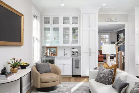 Living - 932 E Chicago Ave, Naperville, IL 60540 photo 2 of 7