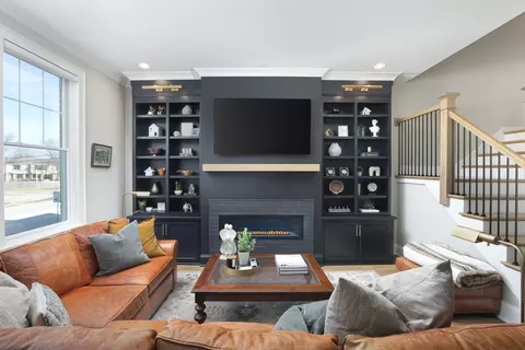 Living - 932 E Chicago Ave, Naperville, IL 60540 photo 3 of 7