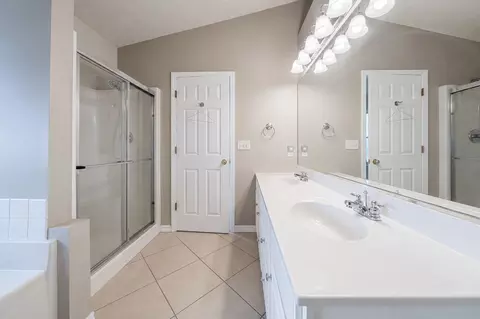Bath - 5 Greythorne Cir, Bloomington, IL 61704 photo 3 of 5